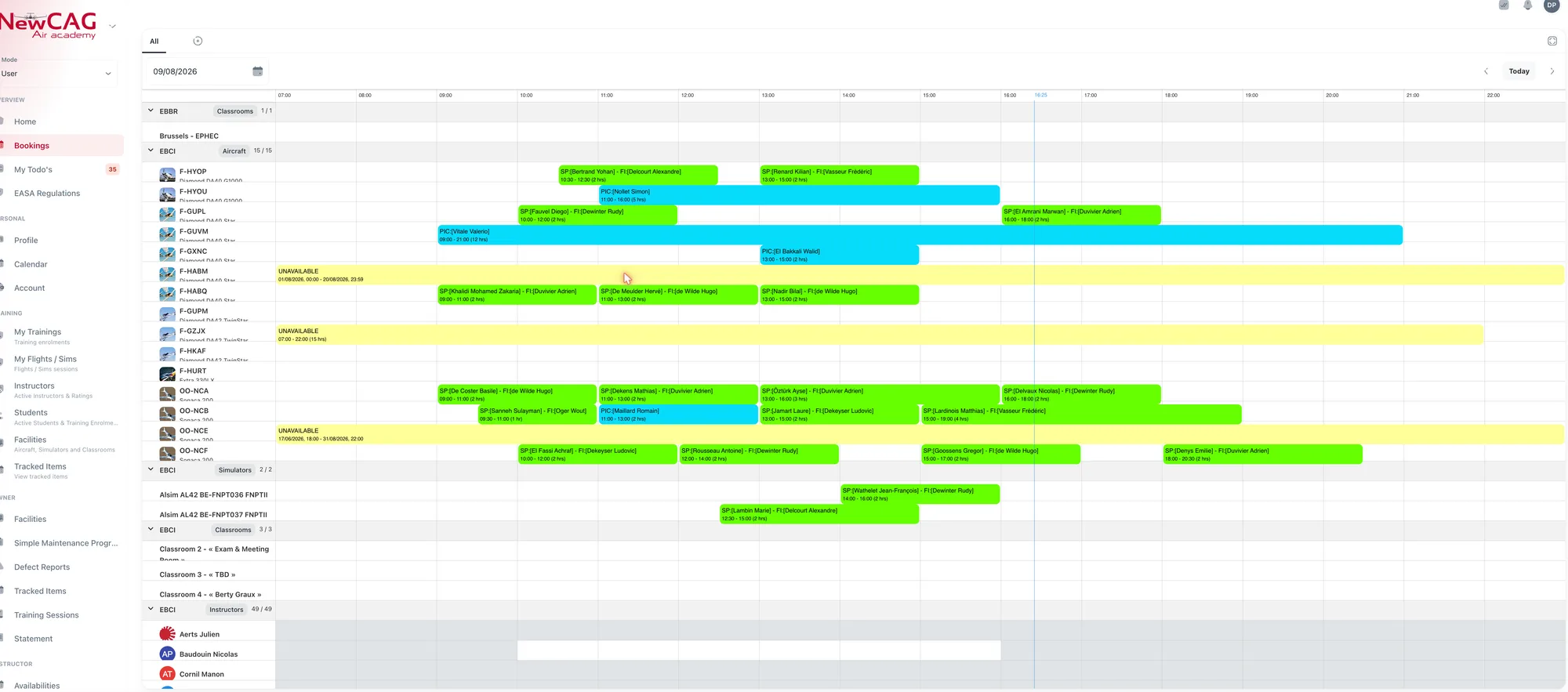 Planning FlyMate sur une journée : lignes d’aéronefs, de simulateurs, de salles et d’instructeurs, avec les réservations en couleur.